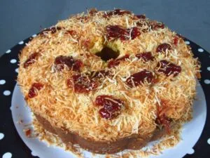 Bolo de fubá cremoso c/ goiabada e coco