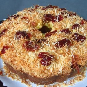 Bolo de fubá cremoso c/ goiabada e coco